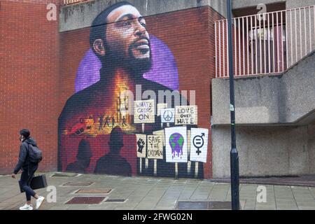 Londra, Regno Unito, 22 maggio 2021: L'artista Dreph (Neequaye Dreph Dsane) ha dipinto un murale di Marvin Gaye a Brixton, che fa anche riferimento alle rivolte di Brixton del 1981. Commissionato da Universal Music Group, il murale ricorda il 50° anniversario di questa settimana dell'uscita dell'iconico album di Gaye "What's Going on". Quest'anno ricorre anche il 40° anniversario delle rivolte di Brixton, iniziate in protesta contro la violenza della polizia. La posizione su Canterbury Crescent è vicino agli ex uffici del Lambeth Council all'International House e a pochi metri dalla stazione di polizia di Brixton. Anna Watson/al Foto Stock