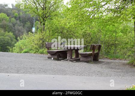 Raven in un tavolo da picnic Foto Stock