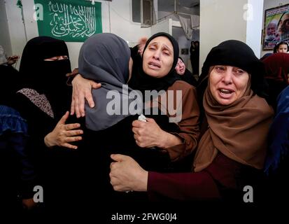 Gaza, Palestina. 21 Maggio 2021. Le donne palestinesi piangono durante i funerali di quei membri delle brigate di Ezz al-DIN al-Qassam (l'ala militare dell'Organizzazione Palestinese di Hamas) che sono stati uccisi nel bombardamento israeliano di un tunnel, durante i loro funerali nella città meridionale della striscia di Gaza di Khan Younis. Credit: SOPA Images Limited/Alamy Live News Foto Stock