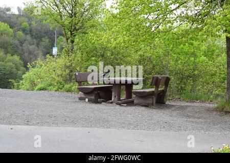 Raven in un tavolo da picnic Foto Stock