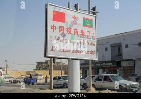 MAURITANIA, Nouakchott, Corona pandemic, cartellone per il vaccino cinese COVID-19 CoronaVac della società farmaceutica cinese Sinovac Biotech / MAURETANIEN, Nuakschott, Corona Pandemie, Plakatwerbung fuer chinesischen Corona Impfstoff Sinovac gegen Covid-19 Foto Stock