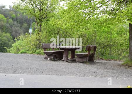 Raven in un tavolo da picnic Foto Stock