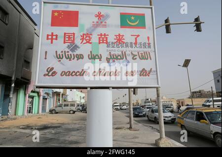 MAURITANIA, Nouakchott, Corona pandemic, cartellone per il vaccino cinese COVID-19 CoronaVac della società farmaceutica cinese Sinovac Biotech / MAURETANIEN, Nuakschott, Corona Pandemie, Plakatwerbung fuer chinesischen Corona Impfstoff Sinovac gegen Covid-19 Foto Stock