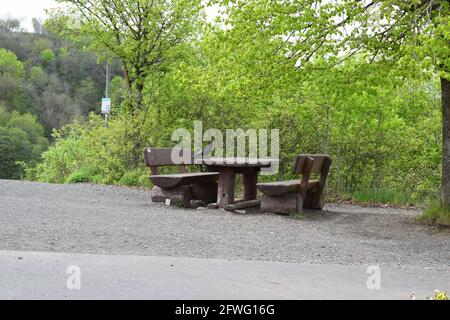 Raven in un tavolo da picnic Foto Stock