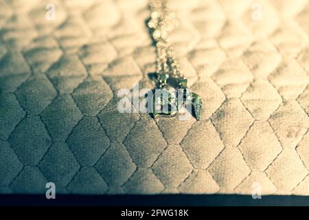 Coppia Set collana pendente per gli amanti due metà di un cuore closeup. Messa a fuoco selettiva Foto Stock