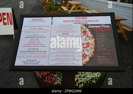 Menu per l'Aultguish Inn, postato fuori all'ingresso. Si tratta di un hotel remoto e famoso, cafe' e bar nelle Highlands Scozzesi del Nord Ovest. Foto Stock