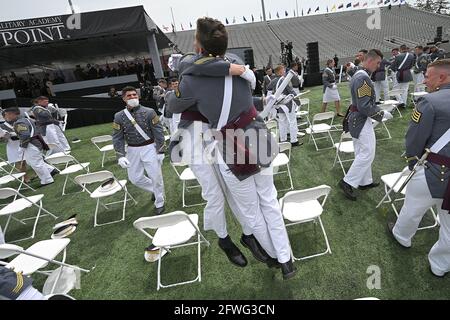 New York, Stati Uniti. 22 maggio 2021. I laureati di West Point festeggiano alla conclusione della cerimonia di laurea della classe 2021 dell'Accademia militare degli Stati Uniti al Michie Stadium, West Point, NY, 22 maggio 2021. (Foto di Anthony Behar/Sipa USA) Credit: Sipa USA/Alamy Live News Foto Stock