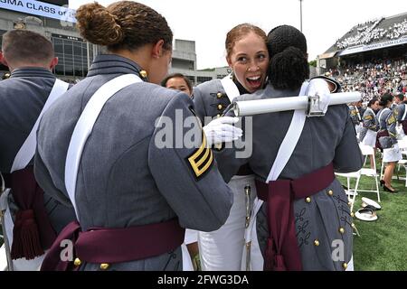 New York, Stati Uniti. 22 maggio 2021. I laureati di West Point festeggiano alla conclusione della cerimonia di laurea della classe 2021 dell'Accademia militare degli Stati Uniti al Michie Stadium, West Point, NY, 22 maggio 2021. (Foto di Anthony Behar/Sipa USA) Credit: Sipa USA/Alamy Live News Foto Stock