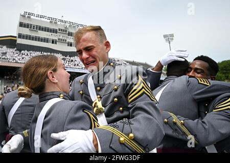 New York, Stati Uniti. 22 maggio 2021. I laureati di West Point festeggiano alla conclusione della cerimonia di laurea della classe 2021 dell'Accademia militare degli Stati Uniti al Michie Stadium, West Point, NY, 22 maggio 2021. (Foto di Anthony Behar/Sipa USA) Credit: Sipa USA/Alamy Live News Foto Stock