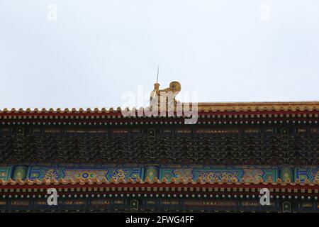 Ornamenti ornati sul tetto sui palazzi del Museo del Palazzo della Città Proibita a Pechino, Cina. Foto Stock