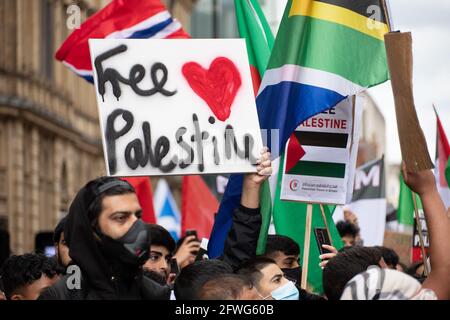 Manchester, Regno Unito. 22 maggio 2021. Palestina protesta Manchester UK. La dimostrazione è iniziata alle 12:00 del 22 maggio 2021. La protesta è stata quella di dare sostegno al popolo palestinese e contro la recente escalation del conflitto nella regione. In Palestina il popolo palestinese ha affrontato una costante sbarramento da Israele a seguito di razzi lanciati da Gaza dal gruppo militante Hamas al governo. È stato annunciato un cessate il fuoco . Il cessate il fuoco è iniziato all'inizio di venerdì 20 maggio 2021, portando alla fine 11 giorni di combattimenti in cui sono state uccise più di 250 persone, la maggior parte delle quali a Gaza. Credito: GARY ROBERTS/Alamy Live Foto Stock