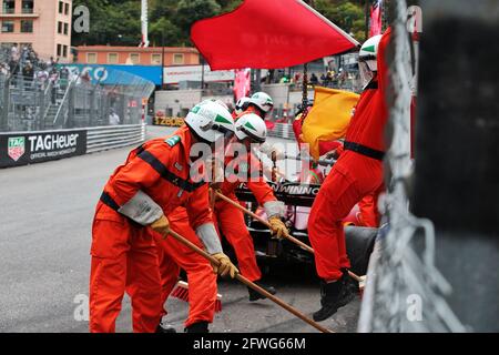 Monte Carlo, Monaco. 22 maggio 2021. Marshals sul circuito dopo Charles Leclerc (MON) Ferrari SF-21 si schiantò durante le qualifiche. 22.05.2021. Campionato del mondo Formula 1, Rd 5, Gran Premio di Monaco, Monte Carlo, Monaco, Giorno di qualificazione. Il credito fotografico dovrebbe essere: XPB/immagini dell'associazione stampa. Credit: XPB Images Ltd/Alamy Live News Foto Stock