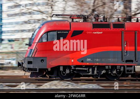 Budapest, Ungheria - 13 marzo 2021: Locomotiva alla stazione ferroviaria. Trasporto internazionale. Viaggi globali. Trasporti pubblici. Foto Stock