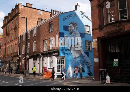 Manchester, Regno Unito, 22 maggio 2021. Un nuovo murale del calciatore di Manchester City Sergio Aguero è visto nel quartiere Nord di ManchesterÕs il giorno prima che la squadra venga presentata con il trofeo inglese Premier League, Manchester, UK. Aguero ha accettato di firmare per Barcellona su un contratto biennale quando il suo accordo di Manchester City scade il mese prossimo. Credit: Jon Super/Alamy Live News. Foto Stock