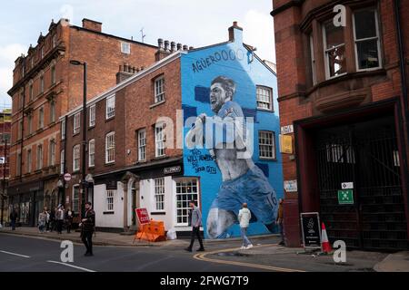 Manchester, Regno Unito, 22 maggio 2021. Un nuovo murale del calciatore di Manchester City Sergio Aguero è visto nel quartiere Nord di ManchesterÕs il giorno prima che la squadra venga presentata con il trofeo inglese Premier League, Manchester, UK. Aguero ha accettato di firmare per Barcellona su un contratto biennale quando il suo accordo di Manchester City scade il mese prossimo. Credit: Jon Super/Alamy Live News. Foto Stock
