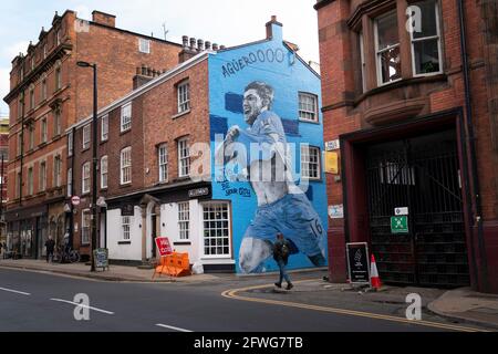 Manchester, Regno Unito, 22 maggio 2021. Un nuovo murale del calciatore Sergio Aguero di Manchester City si trova nel quartiere settentrionale di Manchester il giorno prima che la squadra venga presentata con il trofeo della Premier League inglese, Manchester, Regno Unito. Aguero ha accettato di firmare per Barcellona su un contratto biennale quando il suo accordo di Manchester City scade il mese prossimo. Credit: Jon Super/Alamy Live News. Foto Stock