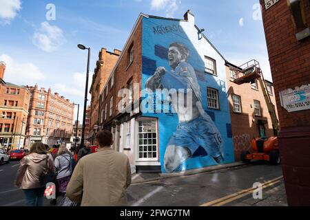 Manchester, Regno Unito, 22 maggio 2021. Un nuovo murale del calciatore di Manchester City Sergio Aguero è visto nel quartiere Nord di ManchesterÕs il giorno prima che la squadra venga presentata con il trofeo inglese Premier League, Manchester, UK. Aguero ha accettato di firmare per Barcellona su un contratto biennale quando il suo accordo di Manchester City scade il mese prossimo. Credit: Jon Super/Alamy Live News. Foto Stock