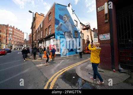 Manchester, Regno Unito, 22 maggio 2021. Un nuovo murale del calciatore di Manchester City Sergio Aguero è visto nel quartiere Nord di ManchesterÕs il giorno prima che la squadra venga presentata con il trofeo inglese Premier League, Manchester, UK. Aguero ha accettato di firmare per Barcellona su un contratto biennale quando il suo accordo di Manchester City scade il mese prossimo. Credit: Jon Super/Alamy Live News. Foto Stock