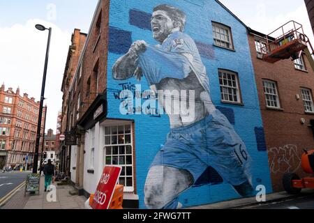 Manchester, Regno Unito, 22 maggio 2021. Un nuovo murale del calciatore Sergio Aguero di Manchester City si trova nel quartiere settentrionale di Manchester il giorno prima che la squadra venga presentata con il trofeo della Premier League inglese, Manchester, Regno Unito. Aguero ha accettato di firmare per Barcellona su un contratto biennale quando il suo accordo di Manchester City scade il mese prossimo. Credit: Jon Super/Alamy Live News. Foto Stock