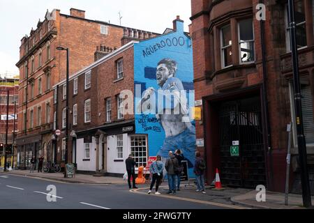 Manchester, Regno Unito, 22 maggio 2021. Un nuovo murale del calciatore Sergio Aguero di Manchester City si trova nel quartiere settentrionale di Manchester il giorno prima che la squadra venga presentata con il trofeo della Premier League inglese, Manchester, Regno Unito. Aguero ha accettato di firmare per Barcellona su un contratto biennale quando il suo accordo di Manchester City scade il mese prossimo. Credit: Jon Super/Alamy Live News. Foto Stock