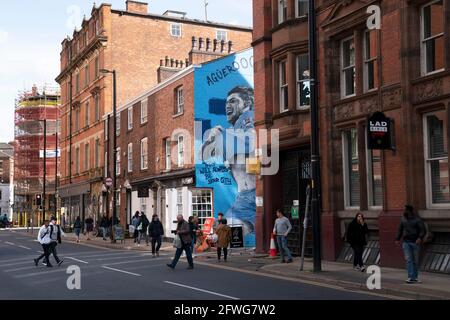 Manchester, Regno Unito, 22 maggio 2021. Un nuovo murale del calciatore Sergio Aguero di Manchester City si trova nel quartiere settentrionale di Manchester il giorno prima che la squadra venga presentata con il trofeo della Premier League inglese, Manchester, Regno Unito. Aguero ha accettato di firmare per Barcellona su un contratto biennale quando il suo accordo di Manchester City scade il mese prossimo. Credit: Jon Super/Alamy Live News. Foto Stock