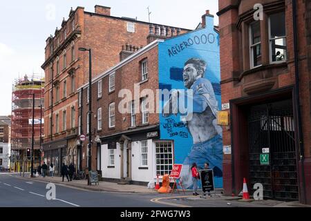 Manchester, Regno Unito, 22 maggio 2021. Un nuovo murale del calciatore Sergio Aguero di Manchester City si trova nel quartiere settentrionale di Manchester il giorno prima che la squadra venga presentata con il trofeo della Premier League inglese, Manchester, Regno Unito. Aguero ha accettato di firmare per Barcellona su un contratto biennale quando il suo accordo di Manchester City scade il mese prossimo. Credit: Jon Super/Alamy Live News. Foto Stock