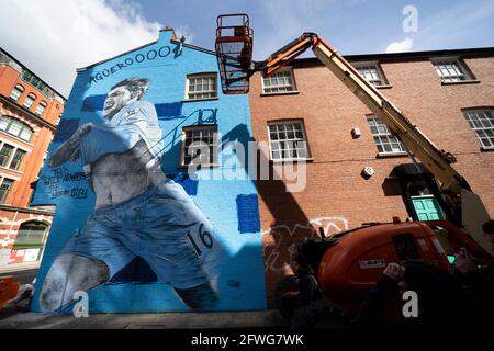 Manchester, Regno Unito, 22 maggio 2021. Un nuovo murale del calciatore Sergio Aguero di Manchester City si trova nel quartiere settentrionale di Manchester il giorno prima che la squadra venga presentata con il trofeo della Premier League inglese, Manchester, Regno Unito. Aguero ha accettato di firmare per Barcellona su un contratto biennale quando il suo accordo di Manchester City scade il mese prossimo. Credit: Jon Super/Alamy Live News. Foto Stock