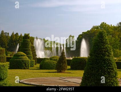 Giardino topiario, arbusti verdi, alberi, forme, acqua che spouting, Main Fountain Garden, Longwood Gardens, Pennsylvania, Kennett Square, Pennsylvania, molla Foto Stock