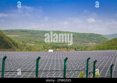 Estrazione di energia verde ecologicamente pulita in un parco di fotovoltaico in natura Foto Stock