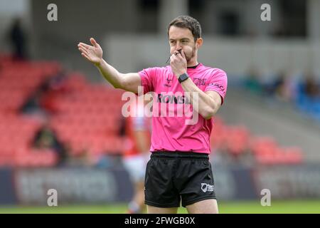 Eccles, Regno Unito. 22 maggio 2021. L'arbitro James Child soffia il suo fischio a Eccles, Regno Unito, il 22/5/2021. (Foto di Simon Whitehead/News Images/Sipa USA) Credit: Sipa USA/Alamy Live News Foto Stock