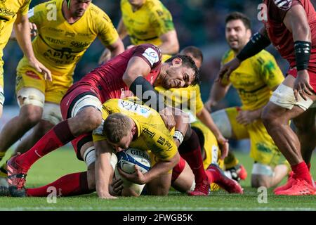 LONDRA, REGNO UNITO. 22 MAGGIO: Pierre Bourgarit di la Rochelle è affrontato da Rory Arnold di Tolosa durante la partita della Coppa dei campioni europei tra la Rochelle e Tolosa al Twickenham Stadium, Londra, Inghilterra sabato 22 maggio 2021. (Credit: Juan Gasparini | MI News) Credit: MI News & Sport /Alamy Live News Foto Stock