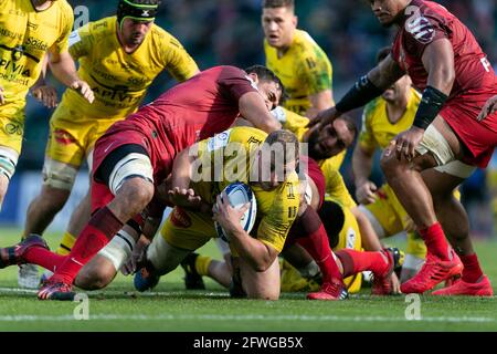 LONDRA, REGNO UNITO. 22 MAGGIO: Pierre Bourgarit di la Rochelle è affrontato da Rory Arnold di Tolosa durante la partita della Coppa dei campioni europei tra la Rochelle e Tolosa al Twickenham Stadium, Londra, Inghilterra sabato 22 maggio 2021. (Credit: Juan Gasparini | MI News) Credit: MI News & Sport /Alamy Live News Foto Stock