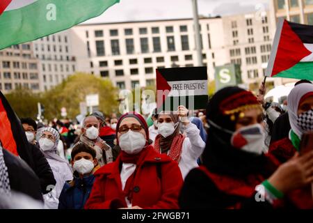 Berlino, Germania. 22 maggio 2021. Donne e bambini partecipano a un raduno di sostenitori palestinesi nel conflitto tra Israele e i palestinesi a Potsdamer Platz. La manifestazione si è svolta sotto lo slogan "protesta rally contro l'aggressione israeliana in Palestina". Credit: Carsten Koall/dpa/Alamy Live News Foto Stock