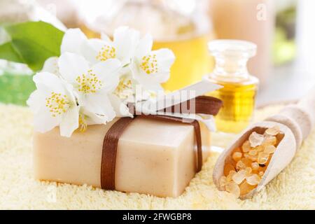 Bar di sapone fatto a mano decorato con fiori di gelsomino. Ora del centro benessere Foto Stock