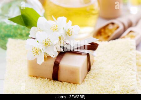 Bar di sapone fatto a mano decorato con fiori di gelsomino. Ora del centro benessere Foto Stock