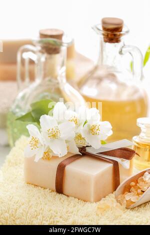 Bar di sapone fatto a mano decorato con fiori di gelsomino. Ora del centro benessere Foto Stock