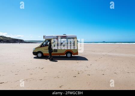 Veduta aerea di Polzeath e della spiaggia, Cornovaglia del Nord, Regno Unito. Foto Stock