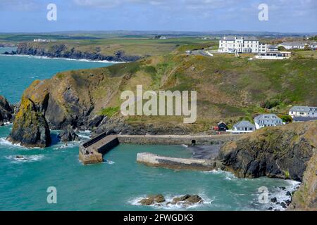 Mullion Cove Harbour South West Coast Path Lizard Point Cornwall Inghilterra Foto Stock