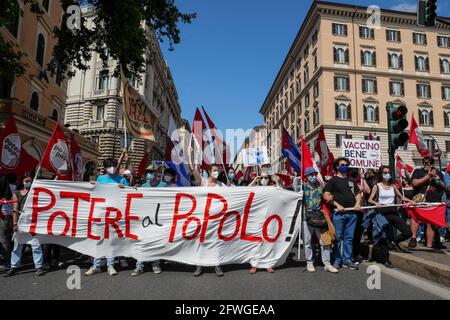 Roma, Itallia. 22 maggio 2021. Manifestazione a Roma sabato 22 maggio. Il raccordo di raccordo di base (USB). Al centro dell'evento, ancora una volta, la richiesta di liberalizzazione dei brevetti sui vaccini. Credit: Agenzia fotografica indipendente/Alamy Live News Foto Stock