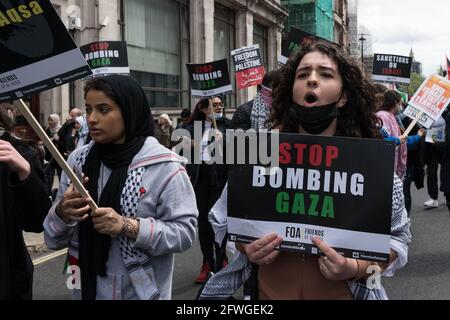 Londra, Regno Unito. 22 maggio 2021. Migliaia di manifestanti marciano nel centro di Londra durante una manifestazione a sostegno della Palestina. Un cessate il fuoco tra Israele e Palestina è entrato in vigore venerdì dopo 11 giorni di scioperi aerei che hanno lasciato più di 250 morti a causa dell'escalation del conflitto per lo sfratto programmato di famiglie palestinesi dalle loro case da parte di coloni ebrei nel distretto di Sheikh Jarrah a Gerusalemme est e scontri con la sicurezza Forze intorno alla città vecchia durante Ramadan. Credit: Wiktor Szymanowicz/Alamy Live News Foto Stock