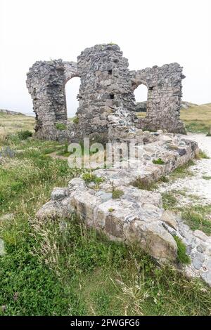 Rovina della chiesa di St Dwynwen del XVI secolo, isola di Llanddwyn, Anglesey, Galles, Regno Unito Foto Stock