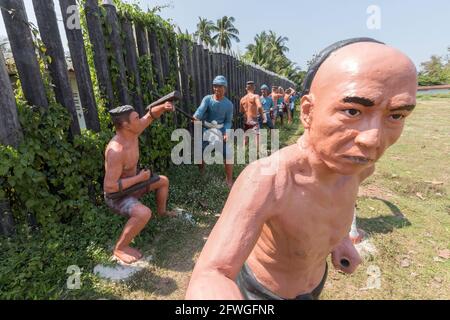 Statue di uomini di combattimento, Muay Thai, a Wat Bang Kung, Bangkok, Thailandia Foto Stock