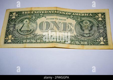 Primo piano di un isolato di dollaro su sfondo bianco, primo piano americano di un dollaro, ritratto del defunto presidente degli Stati Uniti del defunto George Washington Foto Stock