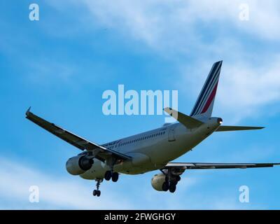 Kiev, Ucraina. 22 maggio 2021. Boeing 767-300 Azur Air atterra all'aeroporto di Boryspil. (Foto di Igor Golovniov/SOPA Images/Sipa USA) Credit: Sipa USA/Alamy Live News Foto Stock