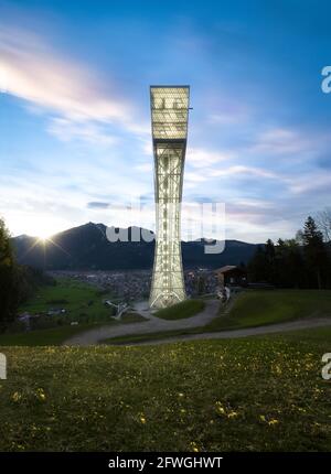 Garmisch Partenkirchen e Olympic Jump in primavera Foto Stock