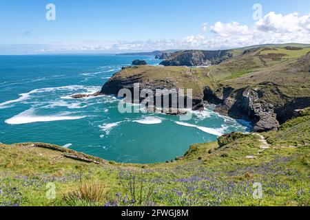 Vista sul Castello di Tintagel verso Barras Nose, Cornovaglia. Foto Stock