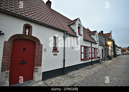 Vista panoramica di edifici in tipico stile vittoriano e pittoreschi negozi locali con facciate in mattoni e tetti in piastrelle di argilla a Bruges, Belgio. Foto Stock