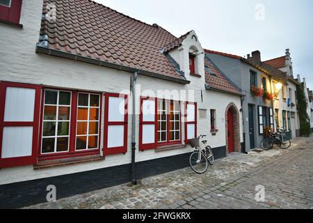 Vista panoramica di edifici in tipico stile vittoriano e pittoreschi negozi locali con facciate in mattoni e tetti in piastrelle di argilla a Bruges, Belgio. Foto Stock