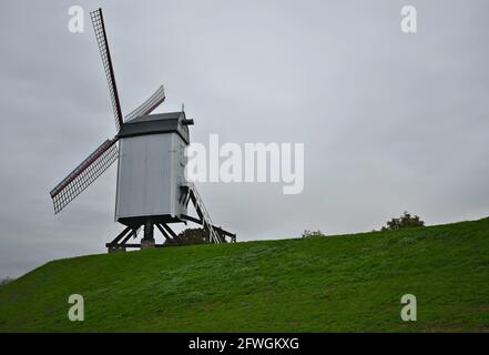 Paesaggio con vista panoramica di Sint-Janshuismolen, un simbolo del mulino a vento di Bruges nelle Fiandre Occidentali, Belgio. Foto Stock