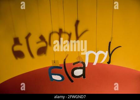 Le lettere appese ai fili formano, in un certo disordine, il logo Alamy. Foto Stock